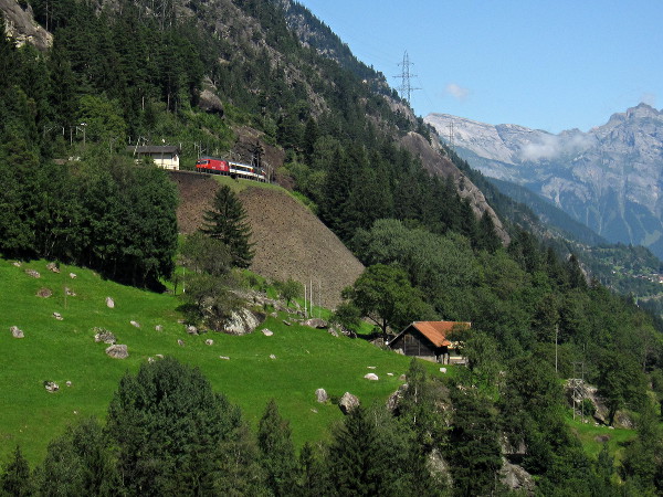[Re
460 con treno interregionale in uscita dal Leggisteintunnel presso
Wassen]