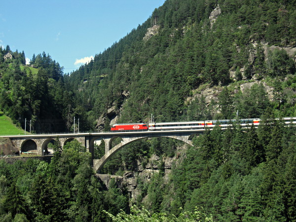 [Re 460 con treno interregionale in transito sul Mittlere
Meienreussbrücke]