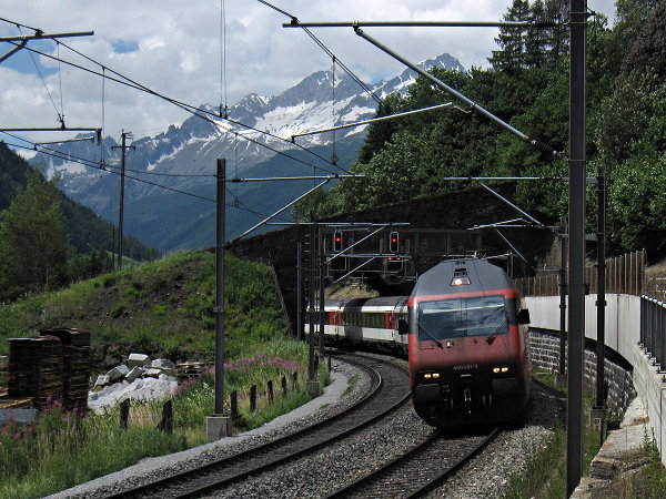 [Interregionale
trainato dalla Re 460.081 in transito presso Airolo]