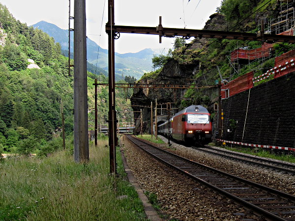 [Treno interregionale trainato da Re 460 in uscita dalla galleria
Boscerina presso Polmengo]