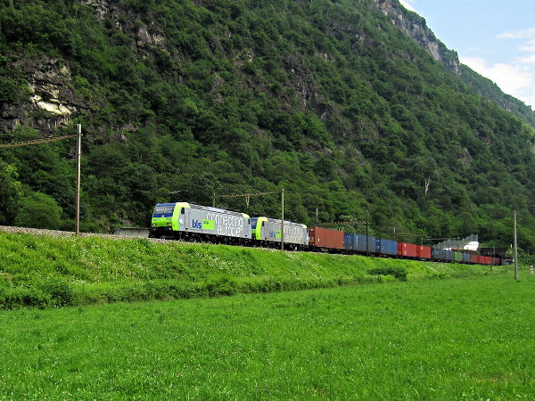 [Transito presso Biasca di un treno merci con doppia trazione di
locomotive BLS 185]