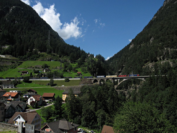 [Reno merci con Re 620 in livrea SBB Cargo e Re 4/4 in livrea
rossa in transito sul Mittlere Meienreussbrücke presso Wassen]