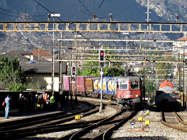 [Treno merci con
in testa la Re 620.087 di SBB Cargo in ingresso nella stazione di
Biasca]
