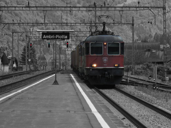 [Locomotiva Re 6/6 11664 in transito nella stazione di
Ambrì-Piotta]