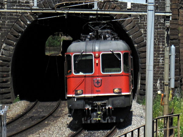 [Locomotiva Re 6/6 11668 in uscita dalla galleria Dazio, presso
Rodi-Fiesso]