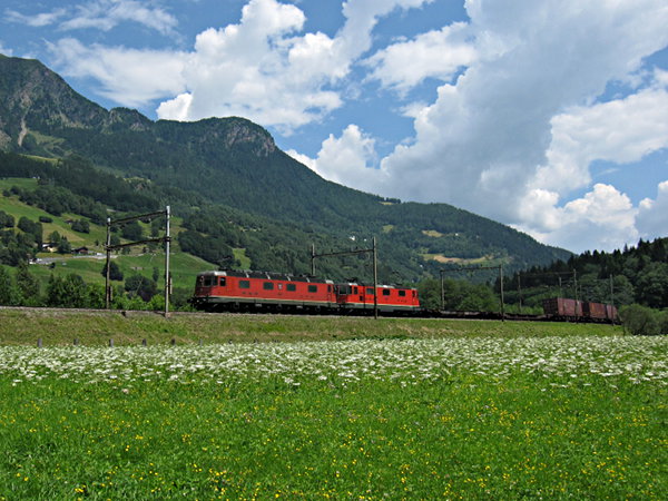 [Merci trainato
dalla Re 6/6 11678 e da una Re 4/4 in transito presso
Ambrì-Piotta]