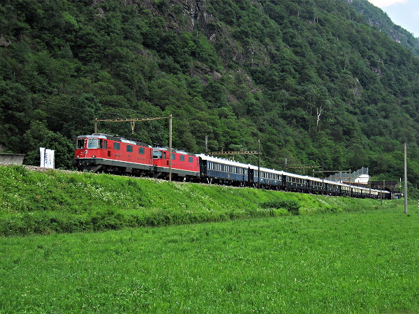 [Due locomotive Re 4/4 delle FFS trainano il Venice-Simplon
Orient Express lungo la ferrovia del Gottardo, presso Biasca]