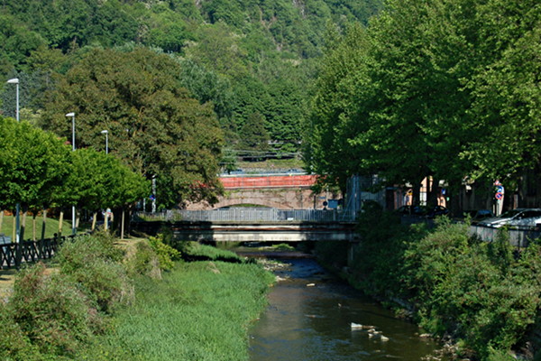 [Ponte sul torrente Boesio della ferrovia Decauville della società
Ceramica Italiana di Laveno.  Sullo sfondo il ponte del raccordo FNM -
FS (Laveno, 22 aprile 2017)]