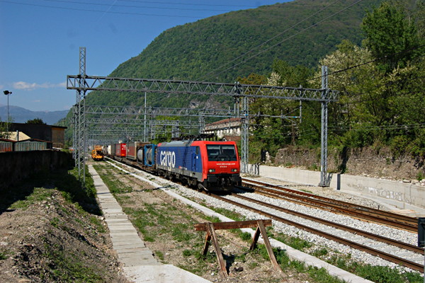 [Un treno merci trainato dalla Re 474.014 di SBB Cargo lascia la
stazione di Laveno sulla linea per Novara.  Sullo sfondo l'impianto
"Verbano" della Società Ceramica Italiana (Laveno, 22 aprile
2017)]