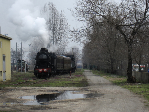 [Corsetta nel deposito di
Milano Smistamento effettuata con locomotiva a vapore Gr 740.038 in
testa, carrozze Centoporte Bz 37071 e Bz 39165 e locomotiva
a vapore Gr 625.100 in coda]