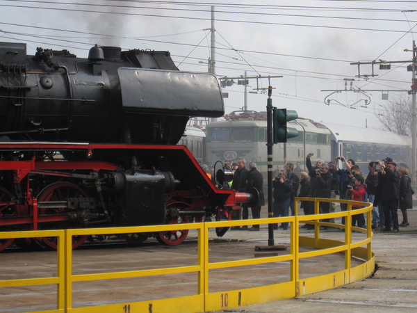 [Appassionati fotografano la
locomotiva a vapore tedesca Br 50 3673 mentre viene girata sulla
rotonda di Milano Smistamento]