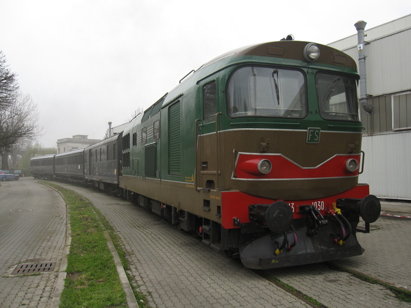 [Convoglio con locomotiva
diesel-elettrica D343.1030 in livrea originale, carro generatore
Vrec 99-39 811 e carrozze centoporte Bz 39134 e
Bz 37353 in grigio ardesia]