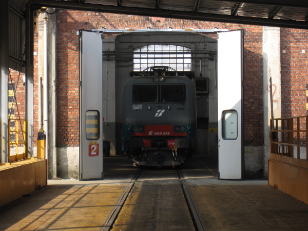 [Locomotiva elettrica E405.013
all'interno dell'officina media di Milano Smistamento, davanti al
ponte trasbordatore]
