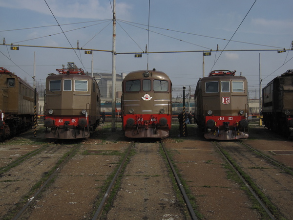 [Locomotive
elettriche E424.005 ed E645.023 e locomotiva diesel-idraulica Ansaldo
D342.4010 sulla rotonda di Milano Smistamento]