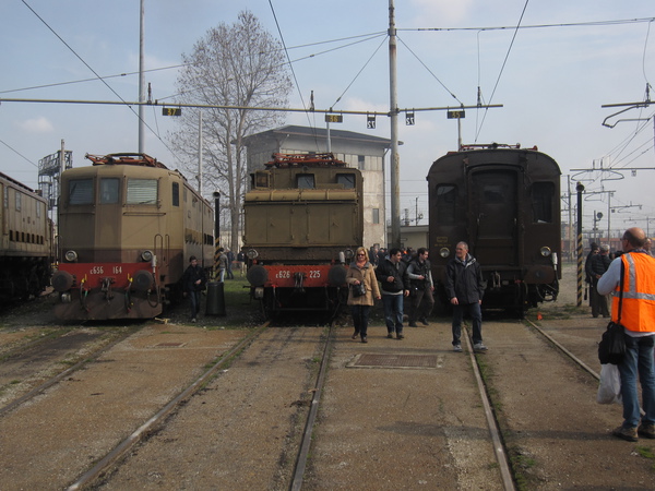 [Locomotive
elettriche E636.164 ed E626.225, ed elettromotrice
"Varesina" E623.629 sulla rotonda di Milano Smistamento]