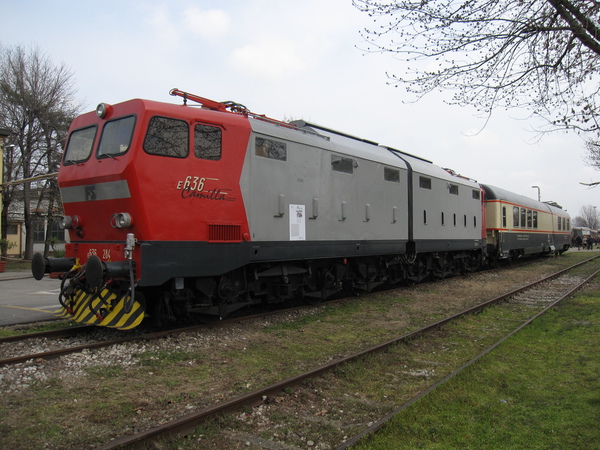 [Locomotiva elettrica
E636.284 "Camilla" con carrozza ristorante gran Confort
WR 88-90 999 a Milano Smistamento]
