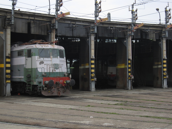 [Locomotiva elettrica E645.022
in livrea verde magnolia - grigio nebbia nell'officina piccola di
Milano Smistamento]