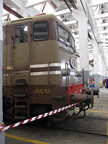 [Locomotiva elettrica E645.090
in livrea storica castano - isabella con modanature, all'interno
dell'officina media di Milano Smistamento]