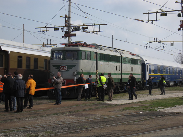 [Locomotiva elettrica E646.158
in livrea verde magnolia - grigio nebbia senza modanature, sulla
rotonda di Milano Smistamento]