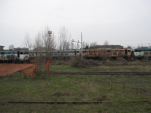 [Locomotive del gruppo
E655 accantonate in attesa di demolizione nello scalo di Milano
Smistamento]