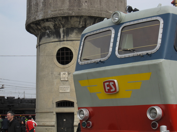 [Muso della locomotiva
elettrica E656.001 e torre idrica del deposito di Milano Smistamento]