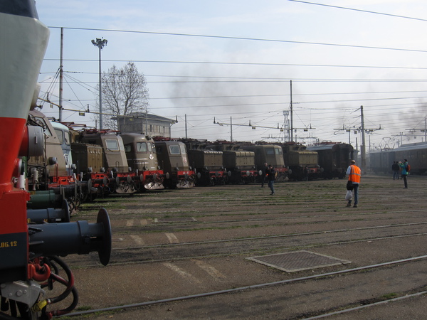 [Parata di
locomotive storiche delle FS sulla rotonda di Milano Smistamento
durante il Porte Aperte 2013]