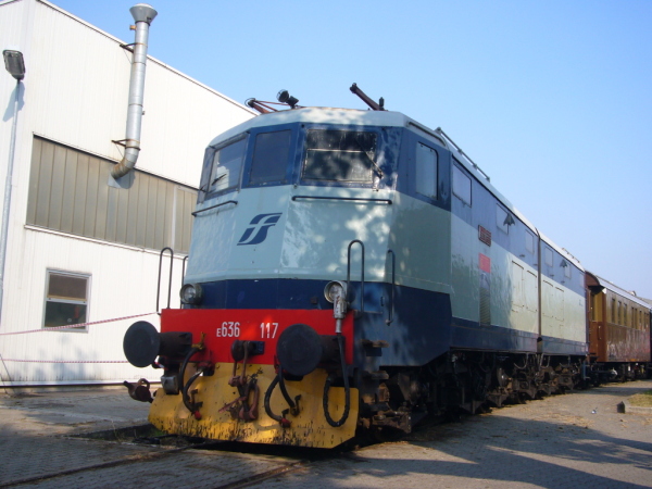 [Locomotiva elettrica
storica E636.117 in livrea grigio - blu orientale davanti all'officina
diesel di Milano Smistamento (11 ottobre 2008)]