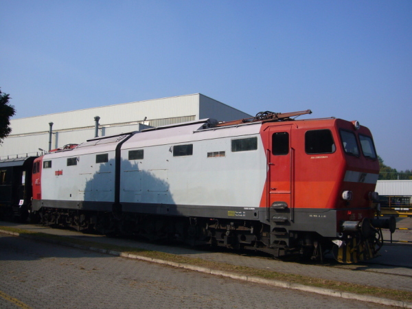 [Locomotiva elettrica
storica E636.284 "Camilla" davanti alla rimessa diesel di
Milano Smistamento (11 ottobre 2008)]