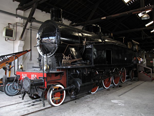 [Locomotiva a vapore FS 940.050  ricoverata nella ex Squadra Rialzo di
La Spezia Centrale.  La Spezia, 4 giugno 2011.]
