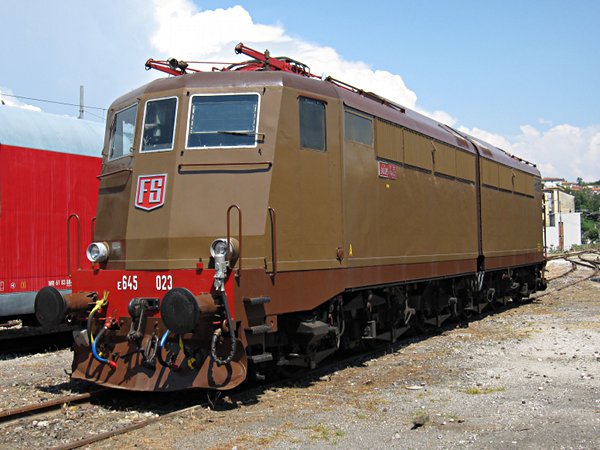 [Locomotiva  elettrica  FS E645.023  in  livrea  castano isabella  con
fregio frontale.  La Spezia, 4 giugno 2011.]