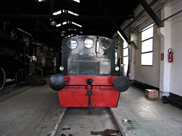 [Locomotiva deisel da  manovra Deutz 55438 nella ex  Squadra Rialzo di
La Spezia Centrale.  La Spezia, 4 giugno 2011.]