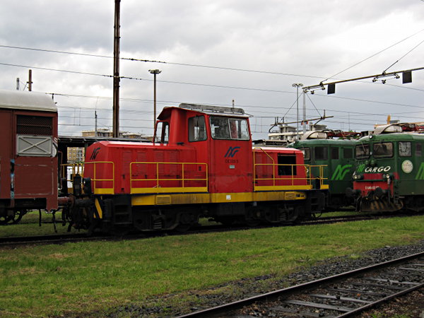 [Locomotiva
Diesel-elettrica DE 500-05 delle Ferrovie Nord Milano, in livrea rossa
a Novate]