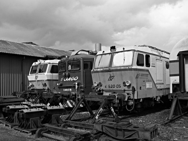 [Locomotive elettriche FNM accantonate: E620-03, E640-07,
E620-05]