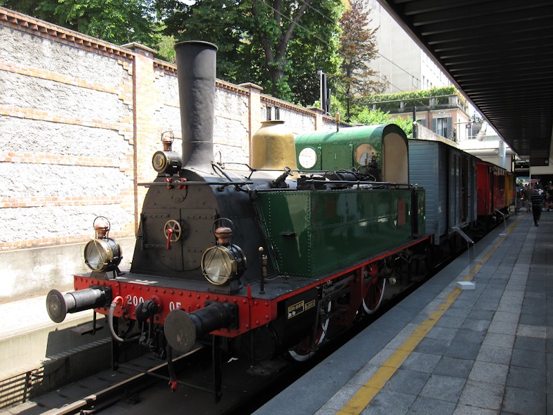 [Locomotiva a vapore 200-05 (anno 1883) delle Ferrovie Nord
Milano a Milano Cadorna con carrozze storiche X.0072, CD.601 e
AB.011]