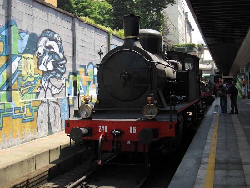 [Locomotiva a
vapore storica 240-05 delle Ferrovie Nord Milano a Milano Cadorna]