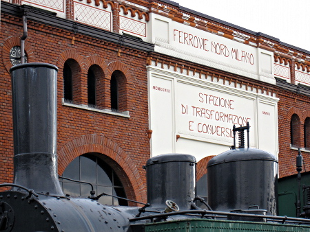 [Locomotiva a  vapore FNM 270-04 davanti  alla sottostazione elettrica
di Novate Milanese (6 maggio 2012)]