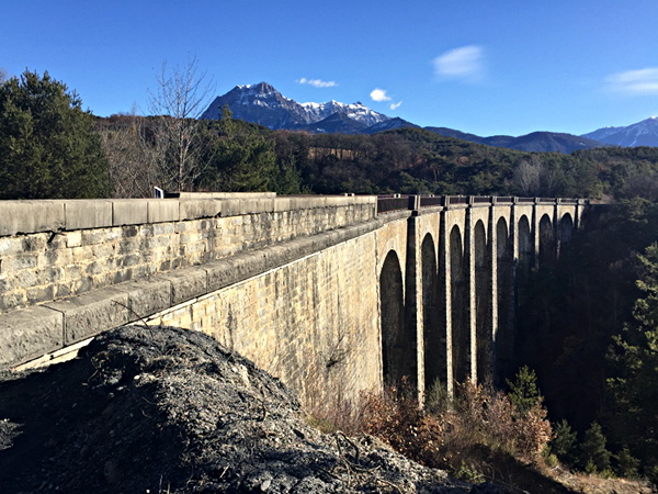 [Viadotto di Pralong sulla valle del torrente Moulettes, a otto archi.
Fa  parte  del tratto  abbandonato  della  linea Gap-Briançon.   Sullo
sfondo il Pic du Morgon.  Chorges, 14 gennaio 2019.]