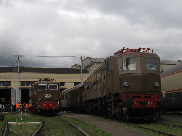 [Locomotive  elettriche storiche  FS E428.202  ed E645.090  e carrozza
tipo  1937  Bz 32153  davanti   alla  Squadra  Rialzo  di  Milano
Centrale.  Milano, 23 marzo 2014.]