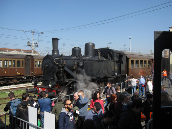 [Locomotiva  a vapore  FS 880.051  impegnata  in una  corsetta tra  la
Squadra Rialzo  e la  stazione di Milano  Centrale.  Milano,  24 marzo
2019.]