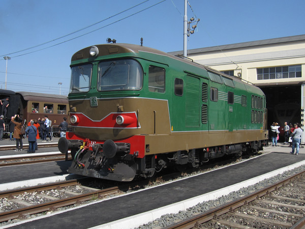 [Vista di tre quarti della locomotiva diesel-elettrica FS D343.1030 in
livrea verde vagone e isabella.  Milano, 24 marzo 2019.]