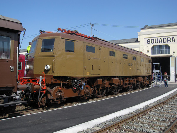 [Locomotiva  elettrica  FS E428.202  davanti  alla  Squadra Rialzo  di
Milano Centrale.  Milano, 24 marzo 2019.]