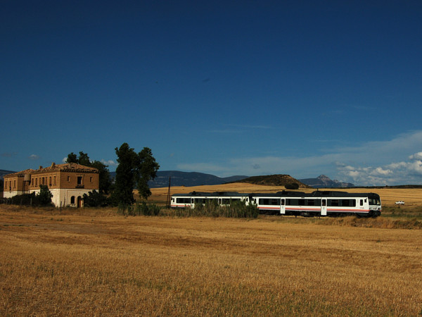 [Treno per  Huesca in  transito a Turuñana,  effettuato con  doppia di
automotrici 596.  Loscorrales, 11 agosto 2019.]