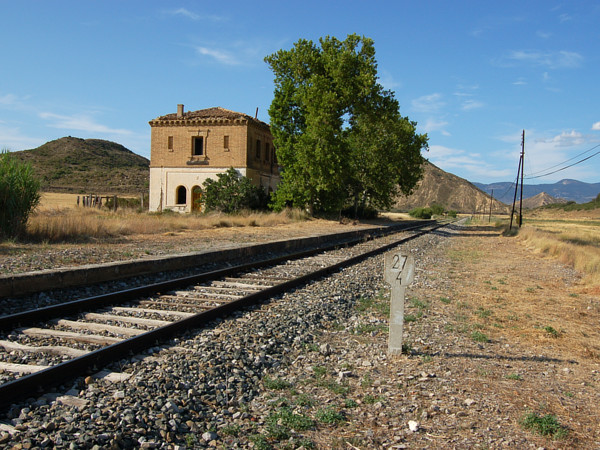 [Ruderi  della   stazione  abbandonata  di  Turuñana   sulla  ferrovia
Huesca-Canfranc.  La  stazione era anche origine  della linea dismessa
Turuñana-Zuera.  Loscorrales, 11 agosto 2019.]