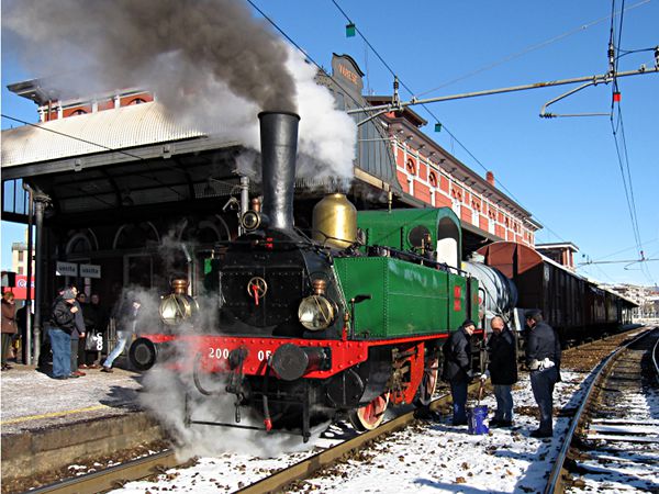 [Locomotiva a vapore FNM 200-05 nella stazione di Varese Nord in
occasione del treno delle strenne del 18 Dicembre 2010.]