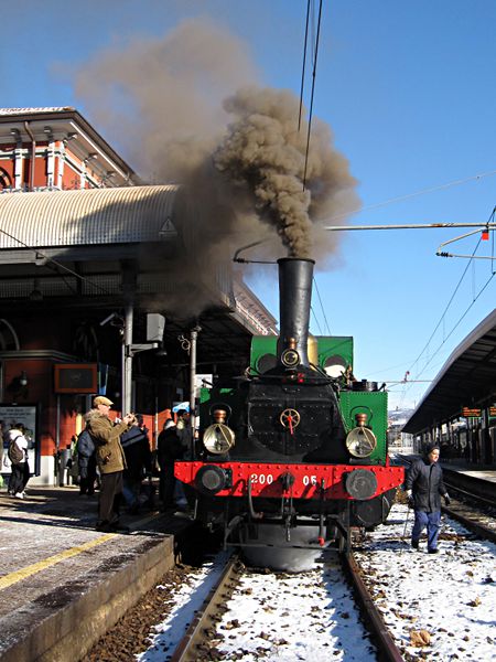 [Vista frontale della locomotiva a vapore FNM 200-05 nella stazione di
Varese Nord (18 Dicembre 2010)]