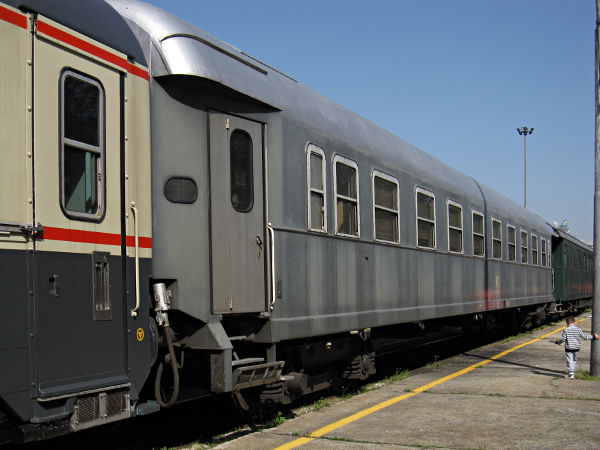 [Carrozza cuccette
FS tipo 1959, marcatura UIC 51 83 59-70 111 Bc in livrea grigio
ardesia a Torino Smistamento (25 aprile 2013)]