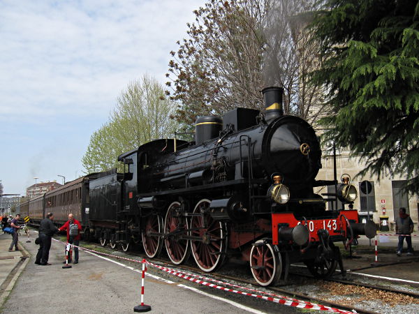 [Locomotiva a vapore FS 640.143 con
vetture centoporte a Torino Smistamento (25 aprile 2013)]
