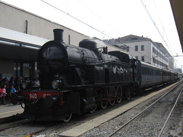 [Locomotiva a vapore FS 940.041 con
vetture centoporte a Torino Porta Nuova (25 aprile 2013)]