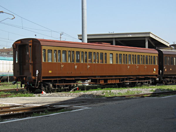 [Carrozza storica di
terza classe Cz 37411 "centoporte" in livrea Castano -
Isabella, esposta durante il porte aperte a Torino Smistamento (25
aprile 2013)]