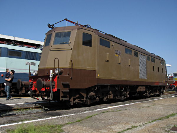 [Locomotiva elettrica
d'epoca E424.075 in livrea originale castano - Isabella a Torino
Smistamento (25 aprile 2013)]